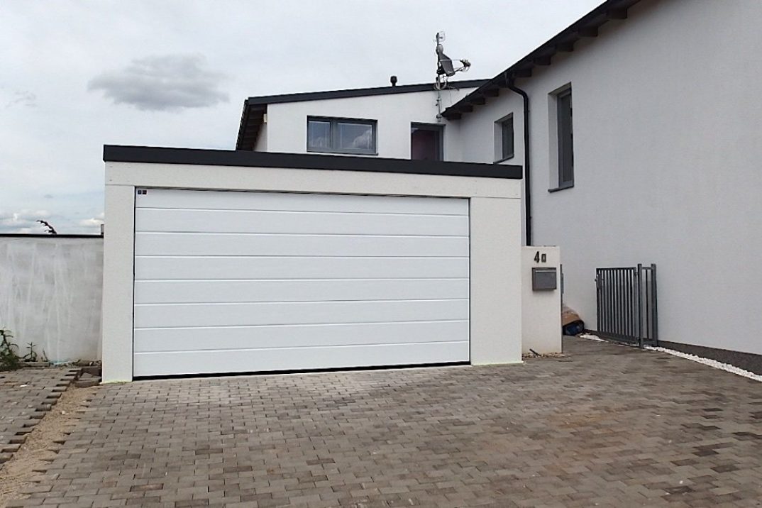 Garáž pre dve autá so šedou strechou