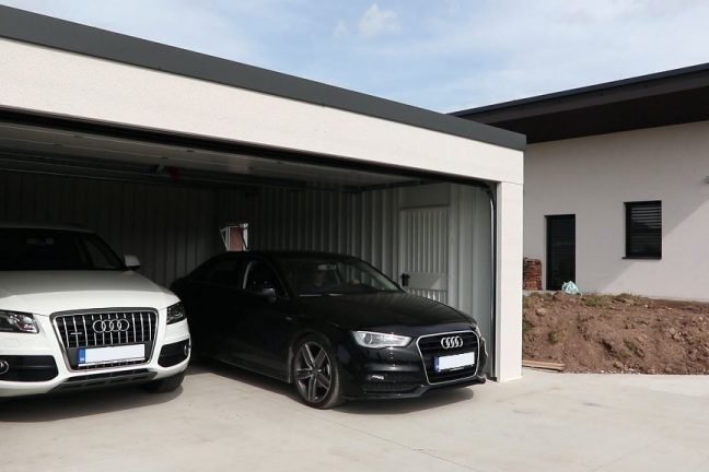 Dizajnová garáž pre dve autá s rovnou strechou