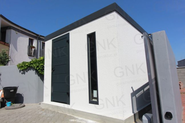Moderný záhradný domček s antracitovými dverami Hormann LPU40