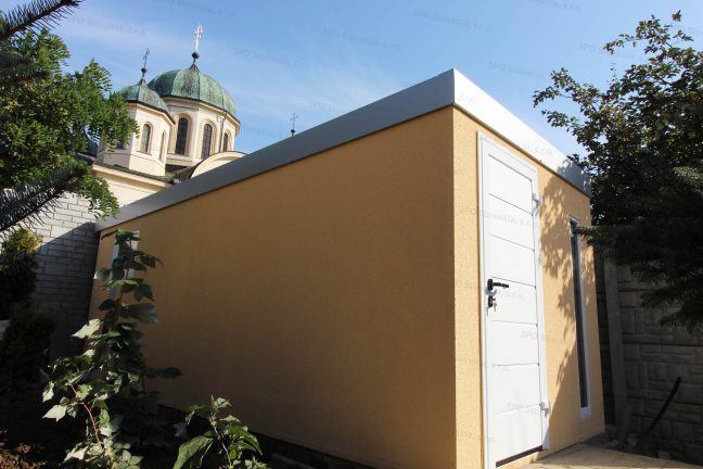 Záhradný domček v žltej omietke so strechou vo farbe biely hliník