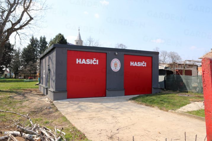 Sivo červená garáž pre hasičov
