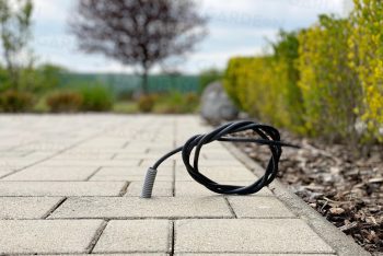 Vývod elektriny v zámkovej dlažbe