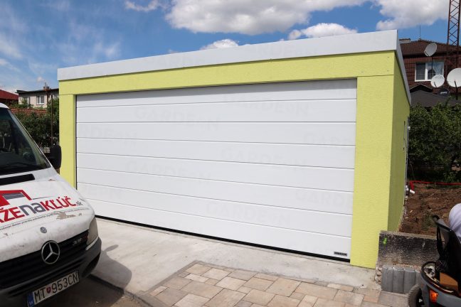 Montovaná garáž pre dve autá s bielou atikou