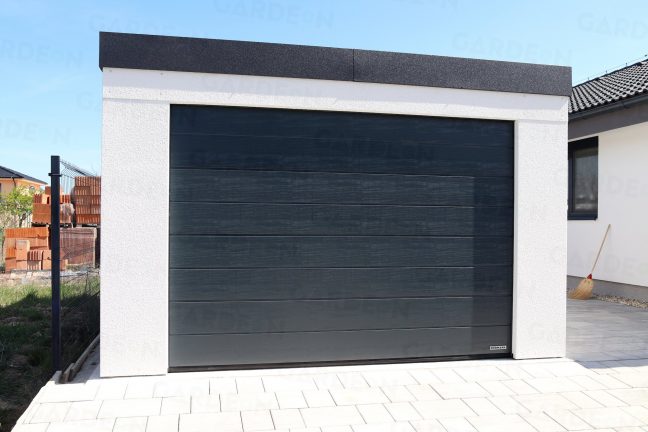 Garáž pre jedno auto so sivou garážovou bránou
