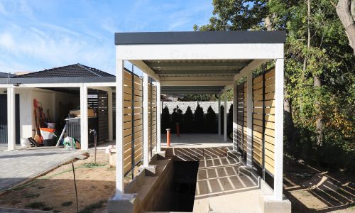 Prístrešok pre jedno auto v bielej omietke