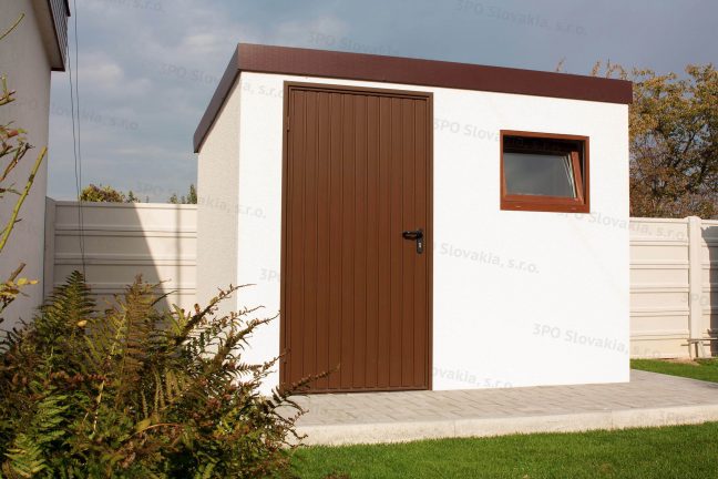 Montovaný záhradný domček s hnedými dverami a oknom
