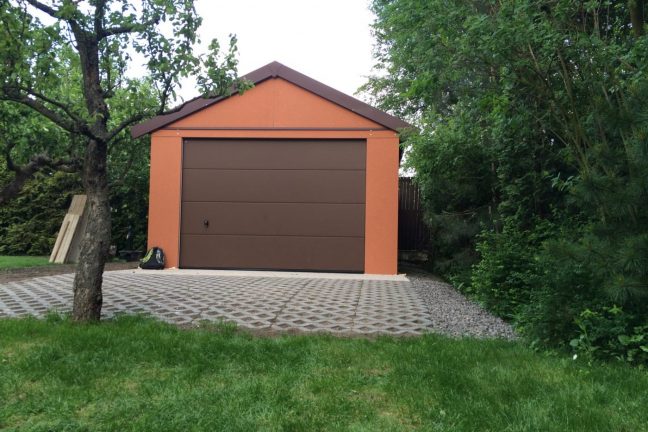 Moderná garáž na jedno auto s hnedou bránou
