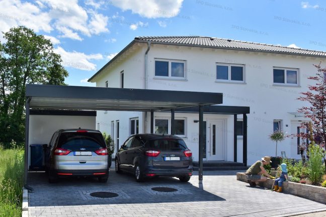 Antracitový prístrešok pre dve autá pri bielom rodinnom dome