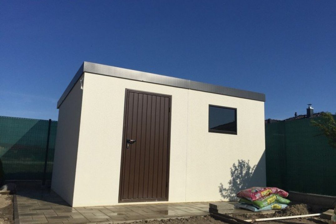 Montovaný domček s hnedými dverami