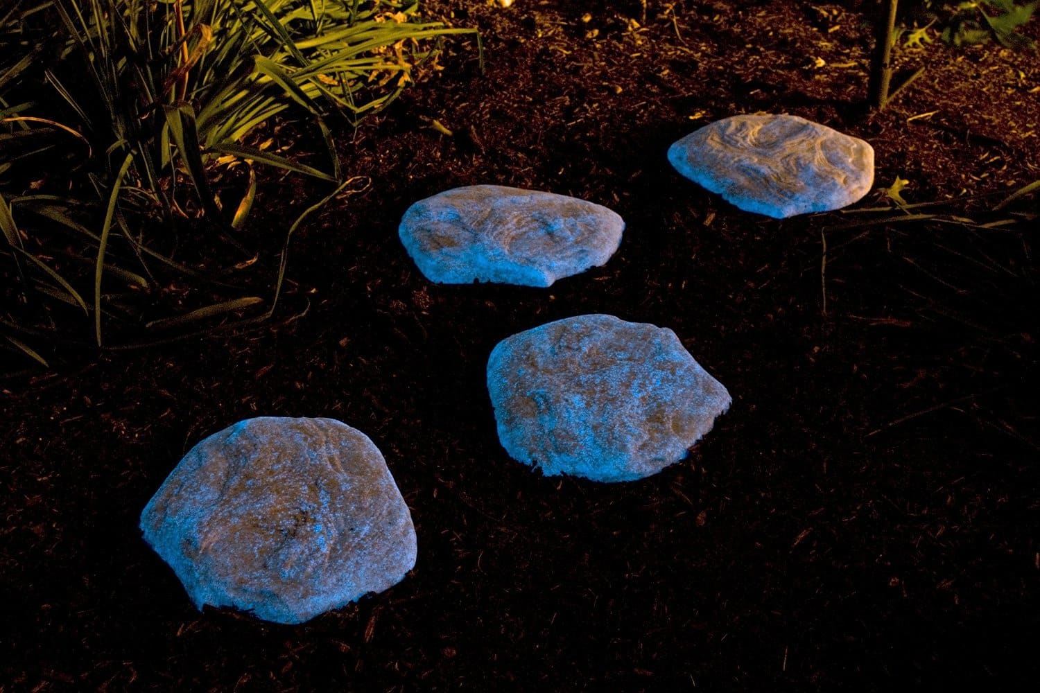 Flouorescenčné kamene do záhrady