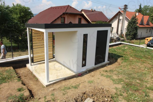 Moderný záhradný domček v bielej omietke s prístreškom
