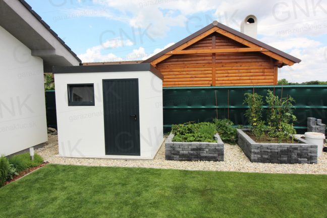 Moderný záhradný domček na náradie v záhrade