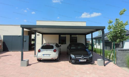 Moderný prístrešok pre dva osobné automobily pri rodinnom dome