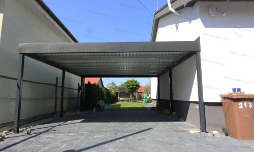 Montovaný prístrešok pre dve autá pri rodinnom dome so sedlovou strechou