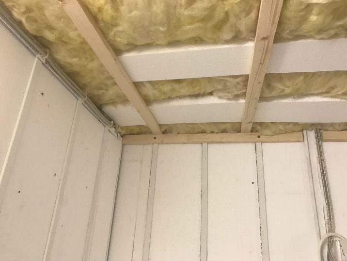 Izolácia stropu v garáži pomocou sklenej vaty a polystyrénu