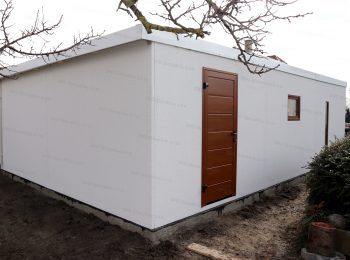 Montovaná garáž v bielej omietke s hnedými dverami Hormann LPU40 a hnedým oknom Slovaktual