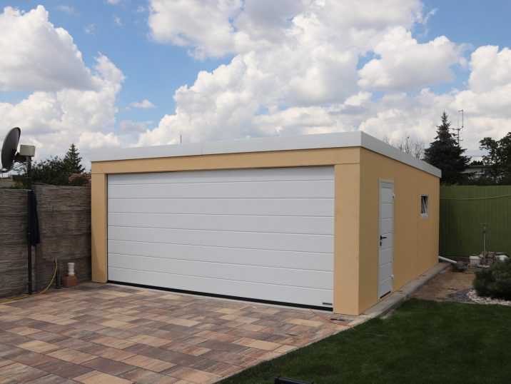 Montovaná garáž GARDEON s bielou bránou