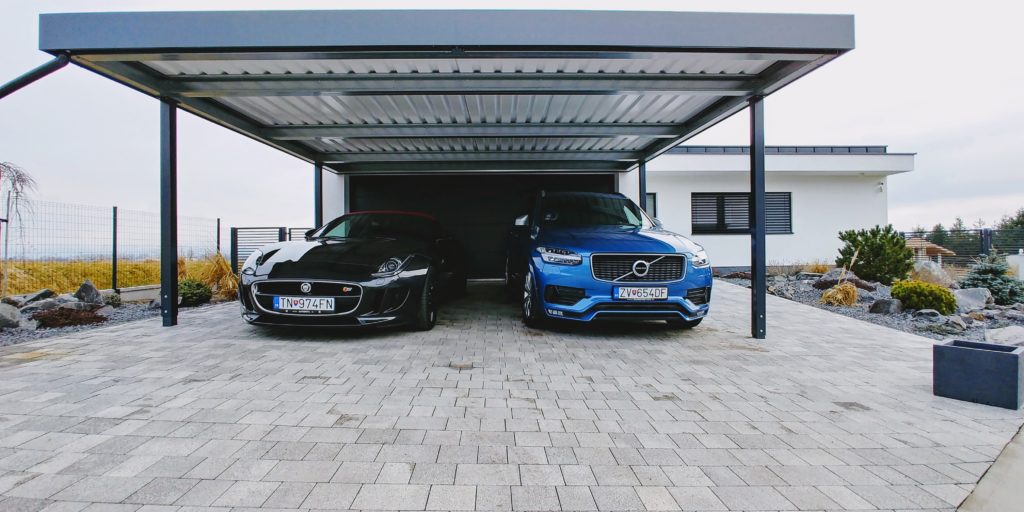 Modré a čierne auto pod prístreškom