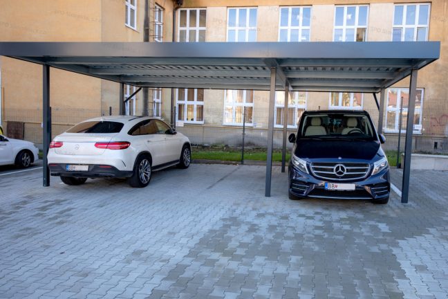 Prístrešok SIEBAU pre tri autá v antracitovej farbe