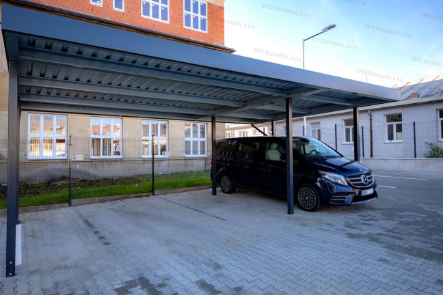 Montovaný prístrešok SIEBAU pre tri autá na parkovisku