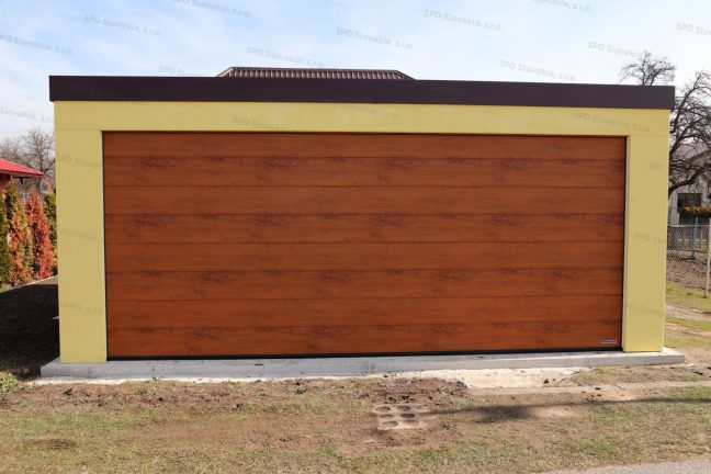 Montovaná garáž GARDEON pre dve autá v pieskovej omietke s bránou vo farbe zlatý dub