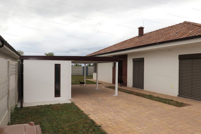 Montovaný záhradný domček GARDEON s prístreškom pre auto pri rodinnom dome