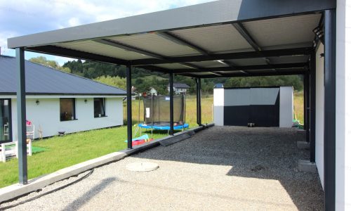 Montovaný prístrešok GARDEON pre jedno auto pri rodinnom dome