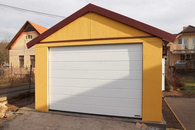 Montovaná garáž so sedlovou strechou v kukuricovej omietke