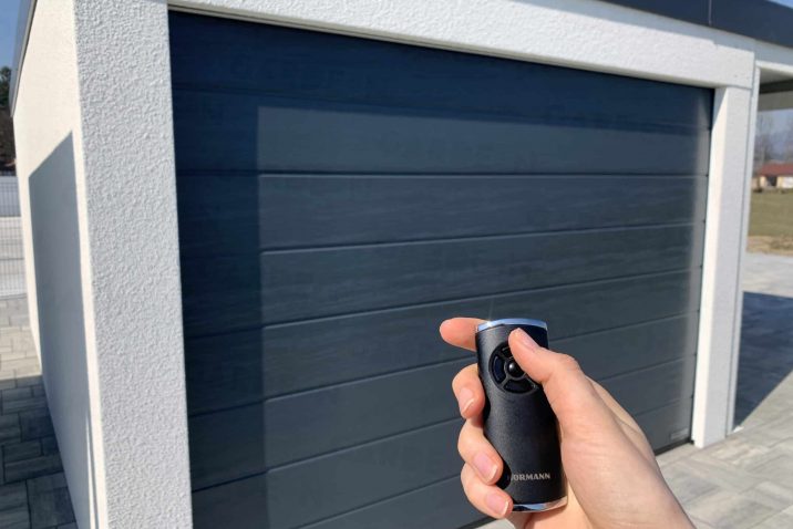 Ovládač Hormann pred garážovou bránou
