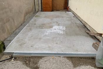 Betonová deska s okapem