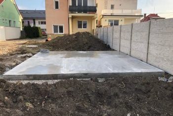 Betonová deska za domem