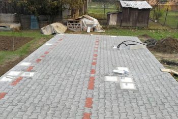 Zámková dlažba s betónovými pätkami