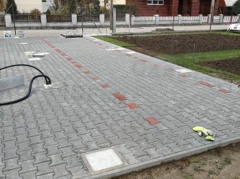 Zámková dlažba s betónovými pätkami