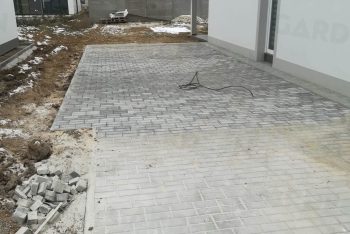 Zámková dlažba s betónovými pätkami