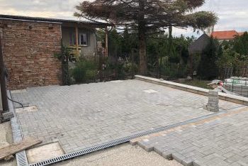 Zámková dlažba s betónovými pätkami