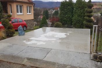 Betonová deska za plotem