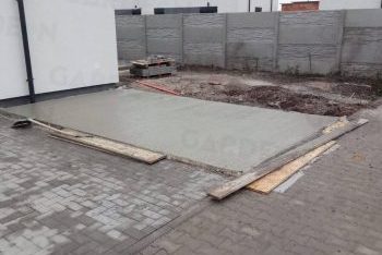 Betonová deska medzi zamkovou dlažbou