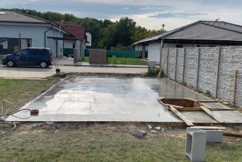 Betonová deska vedle plotu