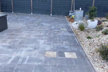 Zámková dlažba s pätkami zarovno dlažby