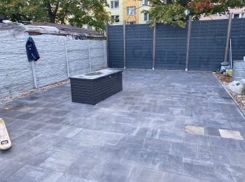 Zámková dlažba s pätkami zarovno dlažby