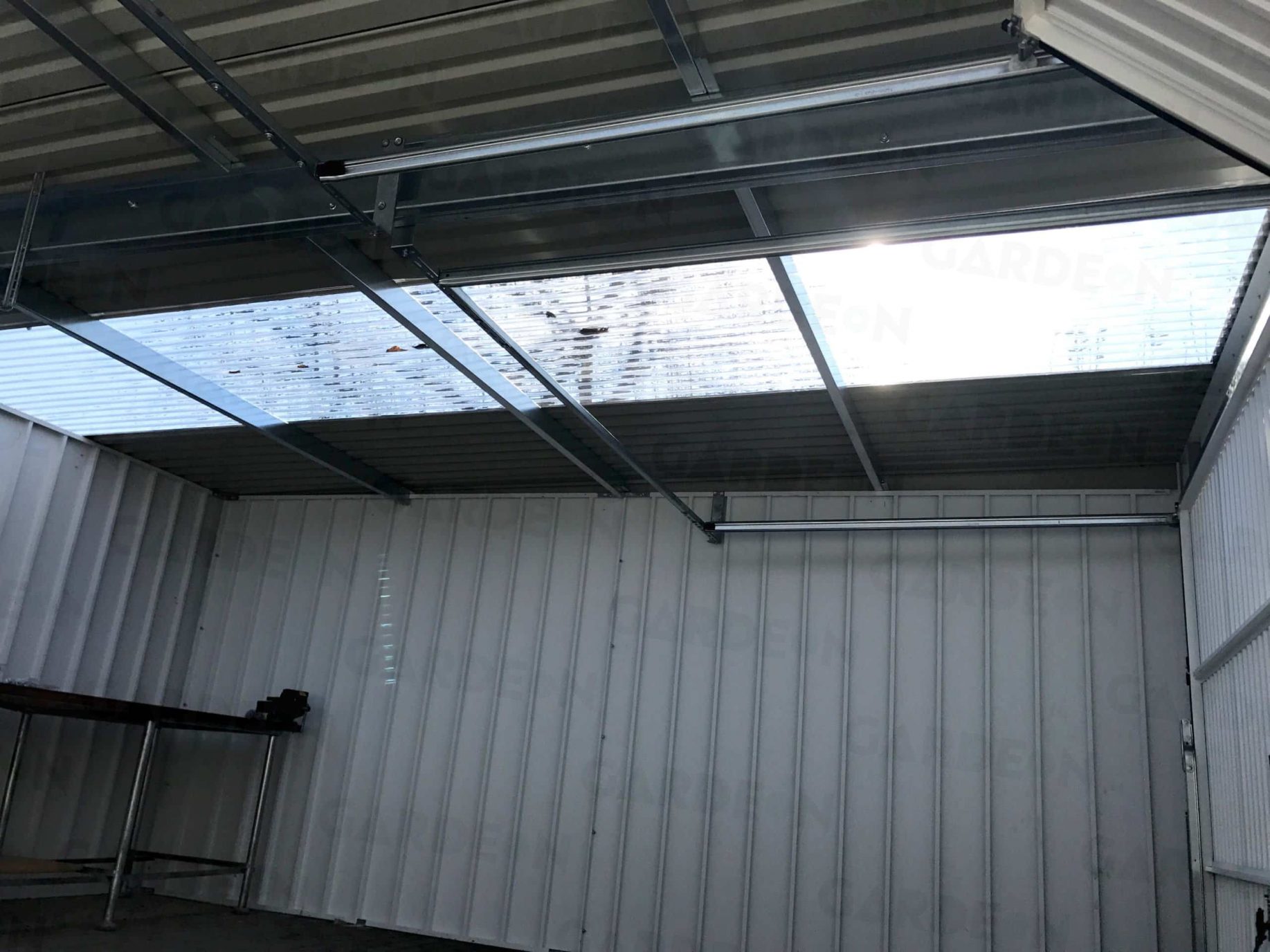 Kombinácia polykarbonátovej a traôpézovej strešnej krytiny