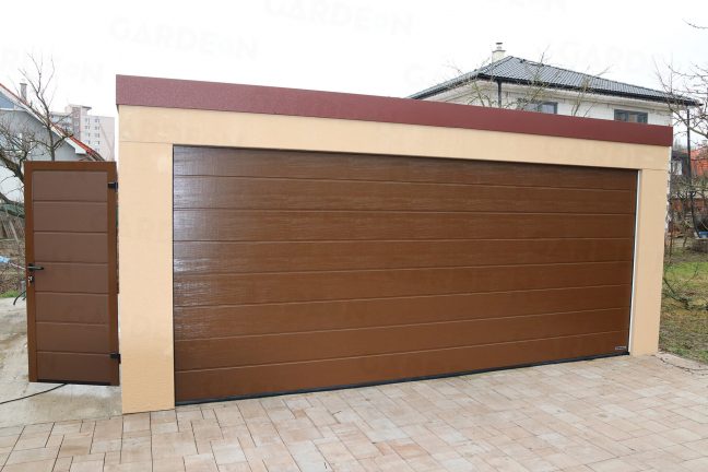Dvojgaráž s hnedou garážovou bránou a hnedými dverami