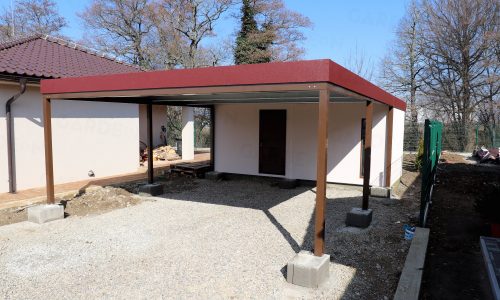 Prístrešok pre dve autá v hnedej farbe