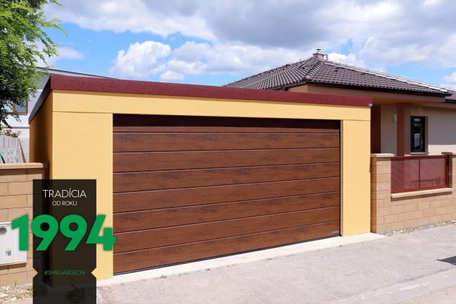 Garáž s hnedou garážovou bránou