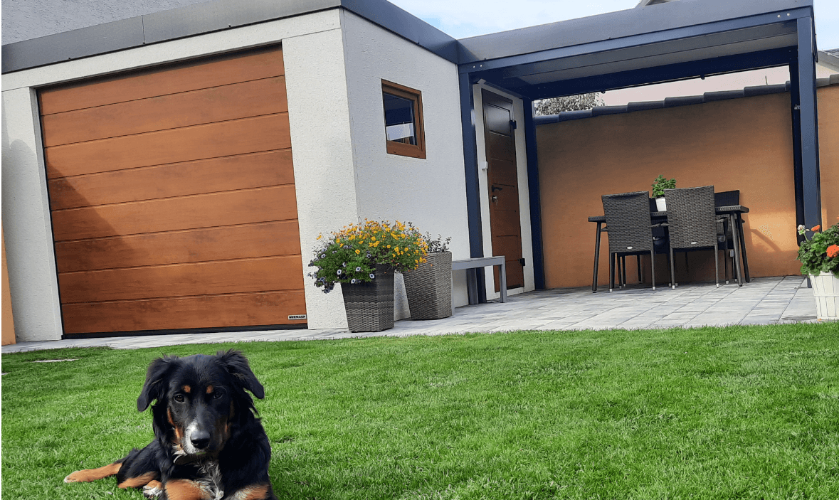 Záhradný domček so psíkom na záhrade