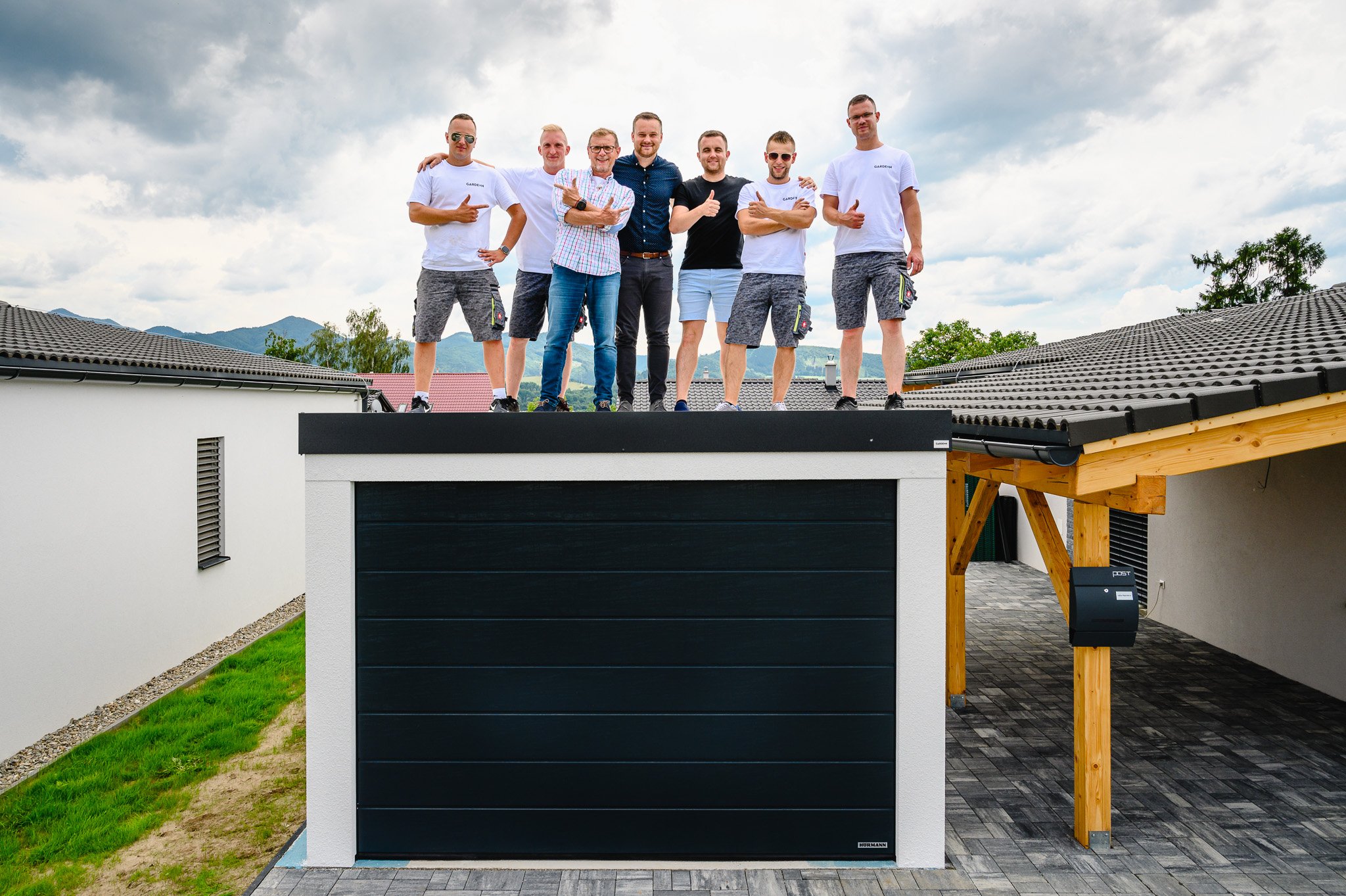 Team GARDEON na streche izolovanej garáže