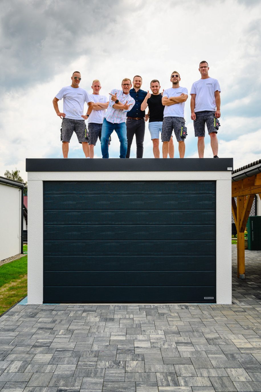 Chalpi stojaci na garáži pre jedno auto