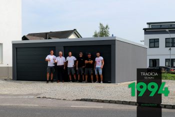 Tmavá dvojgaráž s montážnikmi