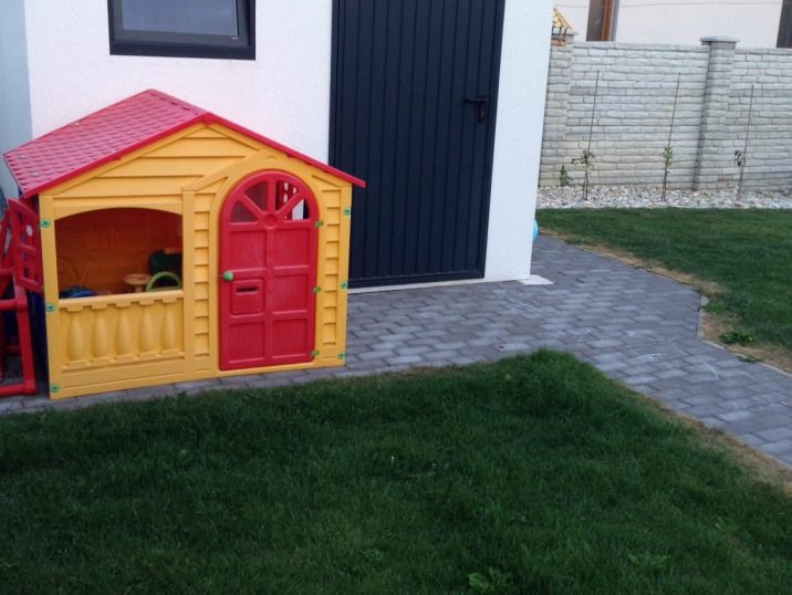 Malý umelý domček pre deti žltej farby s červenou strechou