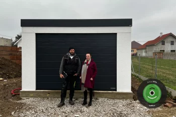 Spokojený zákazník před novou garáží